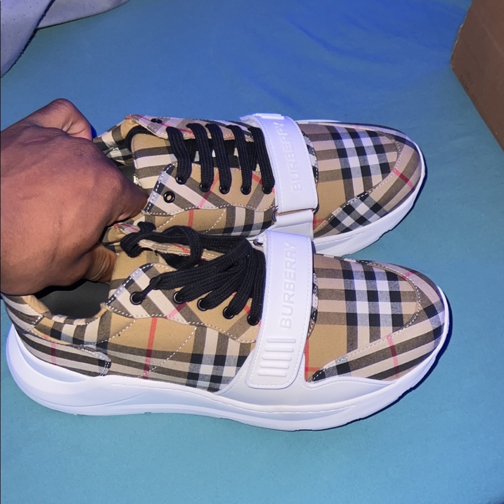 Burberry Regis Vintage check runaway sneakers. Size 9 in men. - Picture 4 of 4